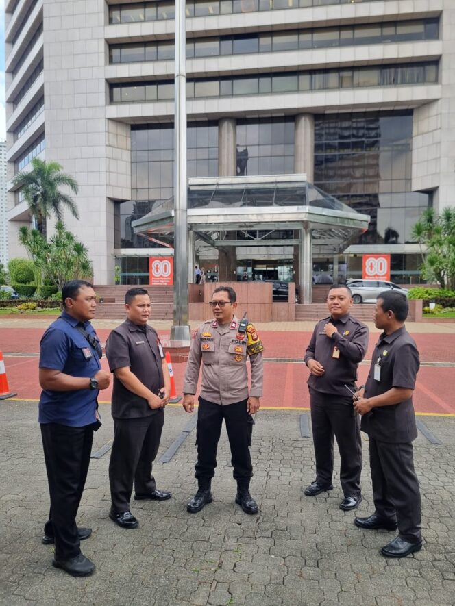 
					Bhabinkamtibmas Karet Tengsin Laksanakan Kunjungan dan Pembinaan Keamanan di Graha BNI Pusat