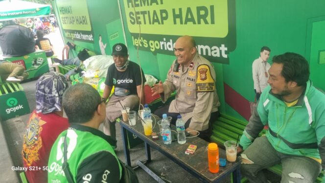 
					Bhabinkamtibmas Kampung Bali Perkuat Sinergi dengan Pengemudi Ojol di Stasiun Tanah Abang