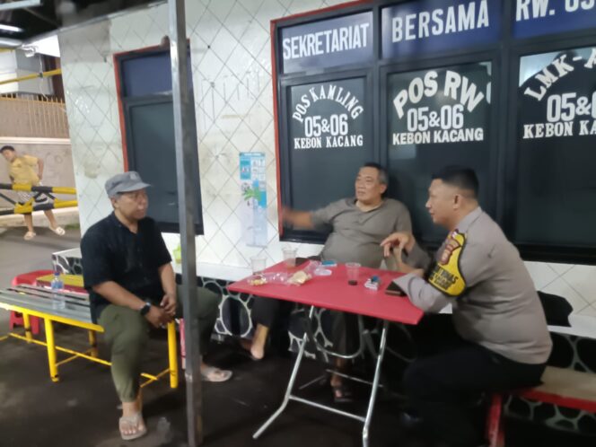 
					Bhabinkamtibmas Kebon Kacang Laksanakan Sambang Siskamling Malam Hari di RW 06 untuk Perkuat Keamanan Lingkungan
