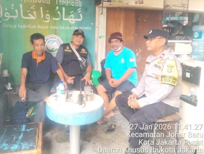 
					Patroli Siang Hari, Polisi dan Pokdarkamtibmas Pastikan Keamanan Wilayah Johar Baru