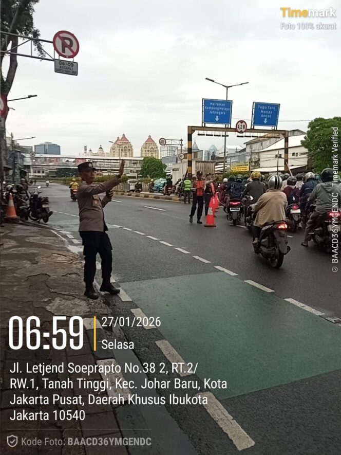 
					Pagi Tertib Dimulai dari Jalan, Polisi Kawal Arus Lalu Lintas Johar Baru