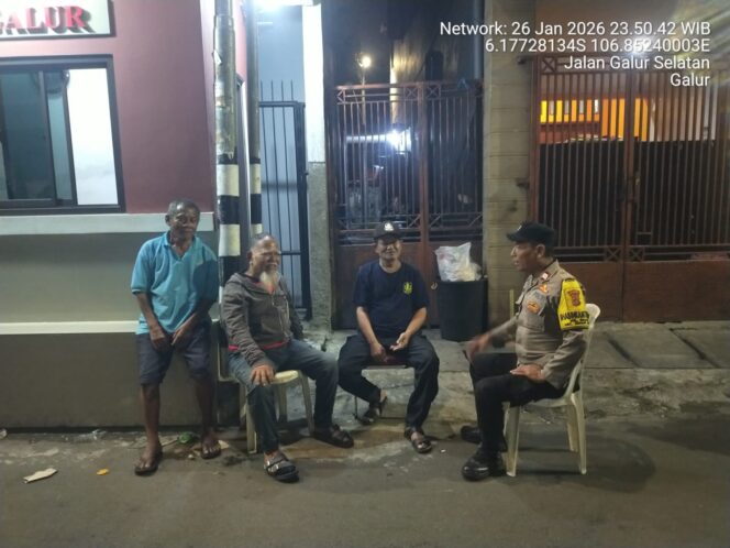 
					Sambangi Pos Kamling Dini Hari, Polisi dan Warga RW 01 Galur Perkuat Keamanan Lingkungan