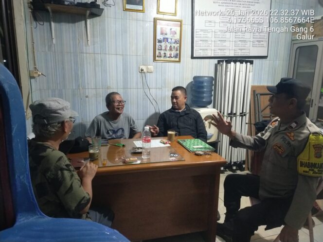 
					Perkuat Cooling System, Polisi Sambangi Pos Kamling RW 06 Galur