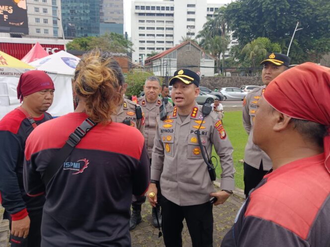 
					1174 Personel Gabungan Layani Aksi Unjuk Rasa Buruh di Silang Selatan Monas