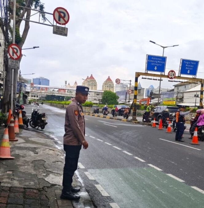 
					Polisi Kawal Mobilitas Pagi Warga Johar Baru, Arus Lalu Lintas Lancar dan Aman
