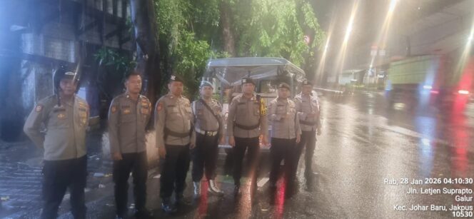 
					Patroli Dini Hari Polsek Johar Baru, Polisi Pastikan Wilayah Tetap Kondusif