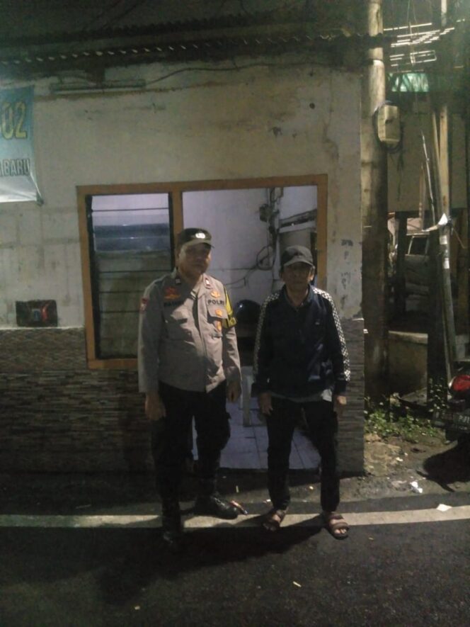 
					Bhabinkamtibmas Sambangi Pos Kamling Tengah Malam, Perkuat Keamanan Warga Tanah Tinggi
