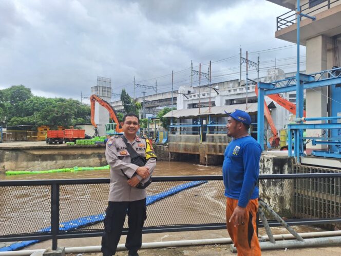 
					Bhabinkamtibmas Pegangsaan Pantau Pintu Air Manggarai, Ketinggian Air Terus Dimonitor
