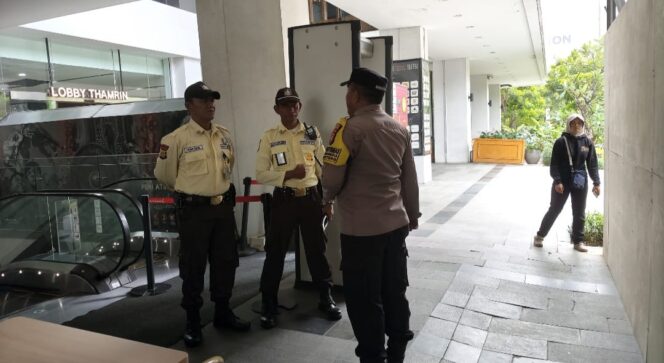 
					Bhabinkamtibmas Gondangdia Patroli Dialogis di Sarinah, Perkuat Keamanan Kawasan Ikonik Jakarta