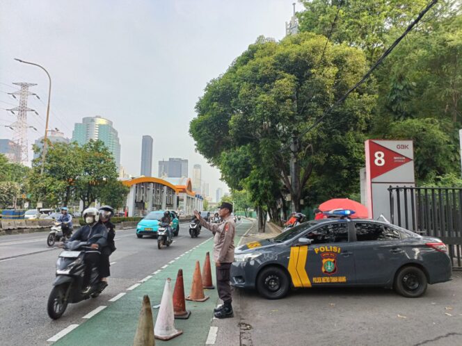
					Patko 1053 Laksanakan Pengaturan Lalu Lintas Pagi Hari di Pintu 8 GBK Senayan