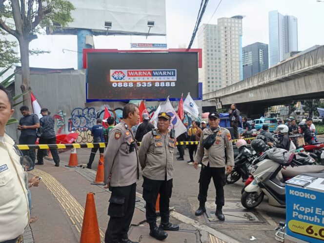 
					Polsek Metro Tanah Abang Laksanakan Pelayanan Aksi Unjuk Rasa di Sahid Sudirman Center