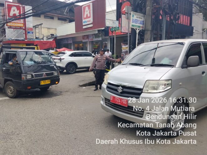 
					Antisipasi Kepadatan dan Kejahatan Jalanan, Polisi Laksanakan Strong Point di Jalan Mutiara