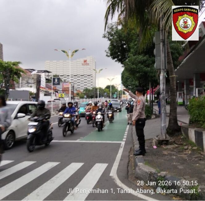 
					Pelayanan Sore Hari, Polsek Metro Tanah Abang Jaga Kelancaran Lalu Lintas di Bendungan Hilir