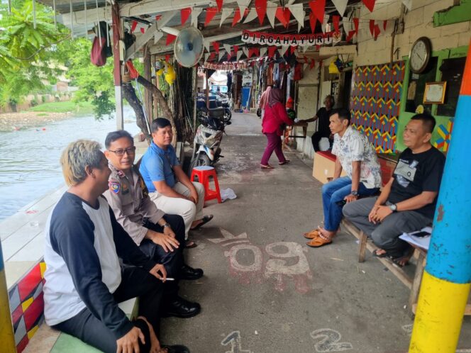 
					Bhabinkamtibmas Ajak Warga Karet Tengsin Aktif Jaga Keamanan Lingkungan