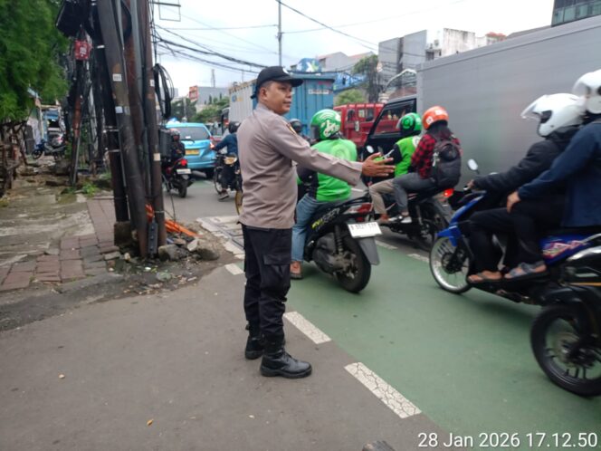 
					Polsek Metro Tanah Abang Laksanakan Pengaturan Lalu Lintas dan Strong Point Sore Hari di Kebon Kacang