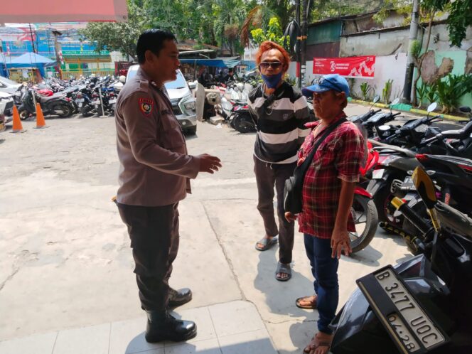 
					Polri Hadir di Tengah Masyarakat, Bhabinkamtibmas Jalin Kemitraan dengan Tukang Parkir