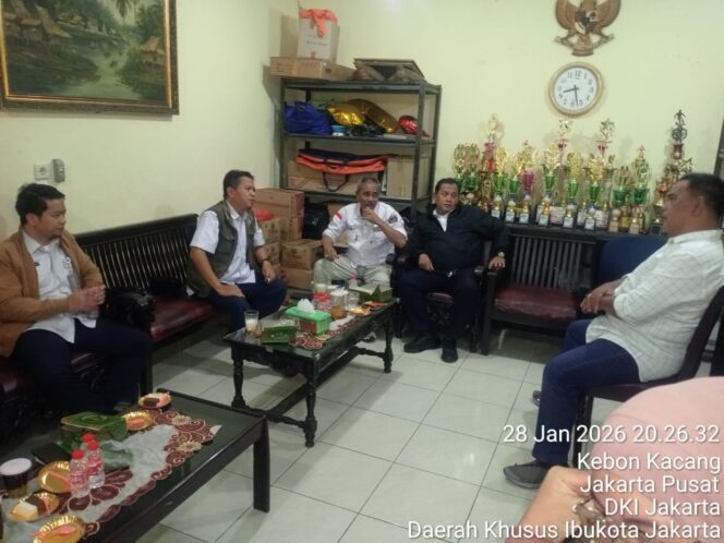 
					Bhabinkamtibmas Kebon Kacang Laksanakan Patroli dan Sambang Ketua RW 09