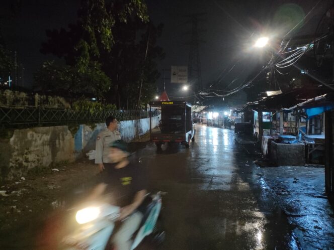 
					Di Tengah Guyuran Hujan, Polsek Metro Tanah Abang Tetap Laksanakan Patroli Ops Cipta Kondisi