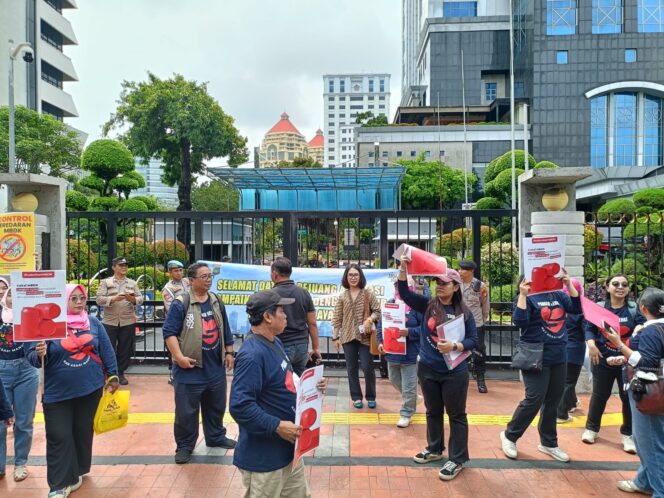 
					Aksi Unjuk Rasa Dari FAKTA Indonesia di Kemenkeu Berlangsung Kondusif, Polisi Bentangkan Spanduk Humanis