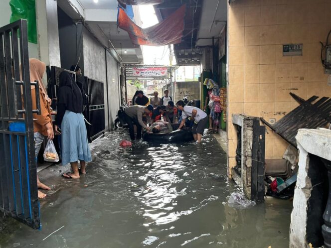 
					Evakuasi Warga Terdampak Banjir, Brimob Gendong Warga Yang Sakit