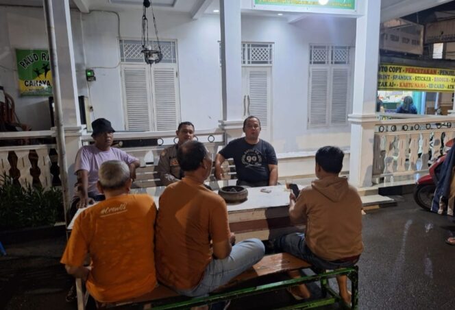 
					Sambang Dinihari Bhabinkamtibmas Pegangsaan, Warga RW 08 Diajak Perkuat Kamtibmas