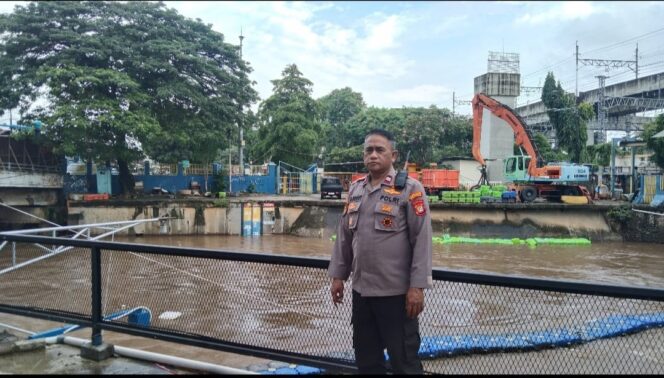 
					Polri Intensif Pantau Pintu Air Manggarai, Debit Air Masih Siaga 4