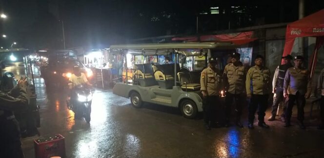 
					Jaga Kondusivitas Wilayah, Polsek Metro Menteng Gelar Patroli Malam Tiga Pilar Di Perbatasan Kalipasir
