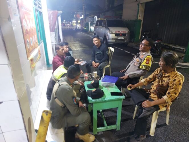 
					Jaga Malam, Jaga Warga: Peran Aktif Polri di Pos Siskamling Sumur Batu
