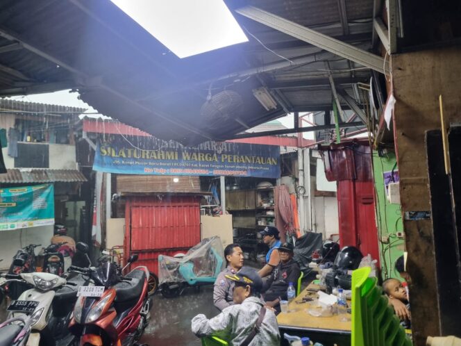 
					Bhabinkamtibmas Polres Metro Jakarta Pusat Sambang Warga dan Monitoring Lingkungan di Karet Tengsin