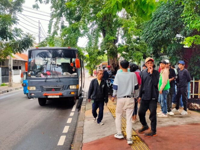 
					Polisi Kawal Pemberangkatan Massa Unjuk Rasa dari Johar Baru Berlangsung Tertib dan Kondusif
