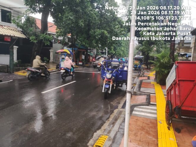 
					Usai Hujan Pagi, Polisi Lakukan Pengecekan Genangan Air dan Pohon Tumbang di Johar Baru