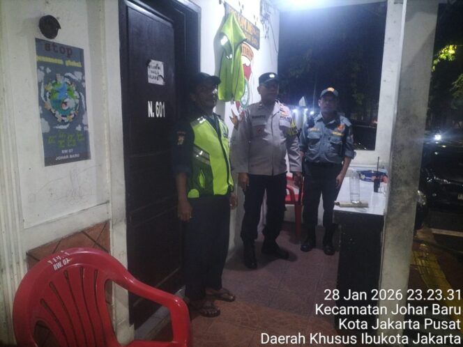 
					Bhabinkamtibmas Sambangi Pos Kamling Tengah Malam, Perkuat Keamanan Lingkungan RW 07 Johar Baru