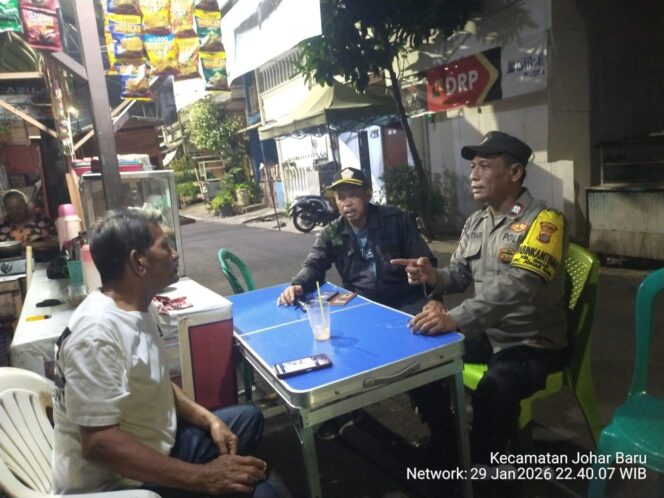 
					Aktifkan Pos Kamling hingga Tengah Malam, Bhabinkamtibmas Galur Dorong Warga Perkuat Benteng Keamanan Lingkungan