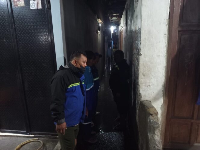 
					Siaga Banjir, Polsek Metro Tanah Abang Monitoring Genangan Air Petamburan di Malam Hari