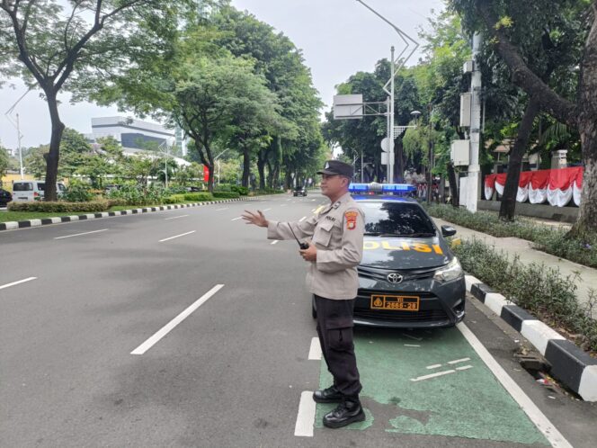 
					Patko 1053 Polsek Metro Tanah Abang Laksanakan Strong Point Sore di Depan Kantor TVRI Senayan