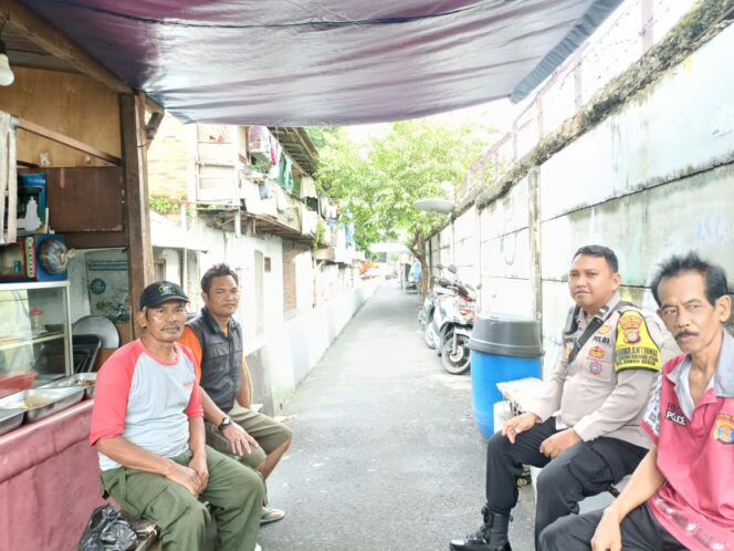 
					Duduk Bareng Warga, Polisi Berdialog Cegah Pelaku Kejahatan di Pemukiman Padat Penduduk