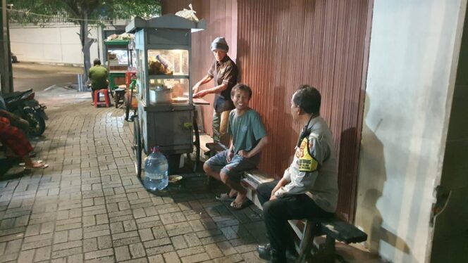 
					Nongkrong Aman, Polisi Hadir Jaga Malam Bersama Warga, Di lingkungan aktipitas ekonomi
