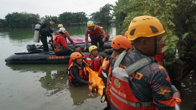 
					Tim SAR Brimob Polda Metro Evakuasi Ibu-ibu yang Tenggelam di Danau Bekasi