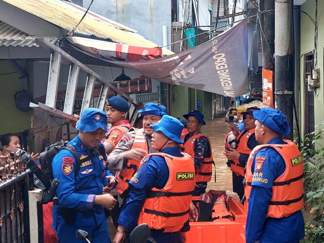 
					54 Rumah Terdampak Banjir di Kebon Pala, Tim SAR Ditpolairud Polda Metro Jaya Evakuasi Warga