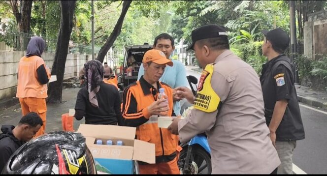 
					Jumat Berkah Polri, Bhabinkamtibmas Gondangdia Berbagi Makan Siang Untuk PPSU dan Pedagang Kopi