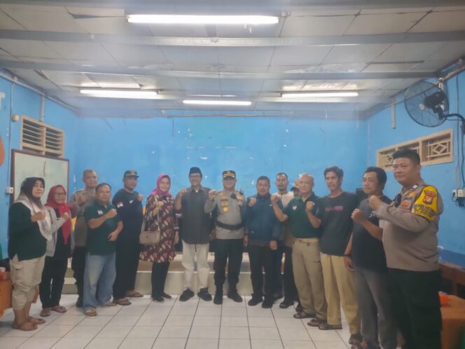 
					Polsek Metro Menteng Perkuat Sinergi Lewat Sambang Kamtibmas di RW 08 Kebon Sirih