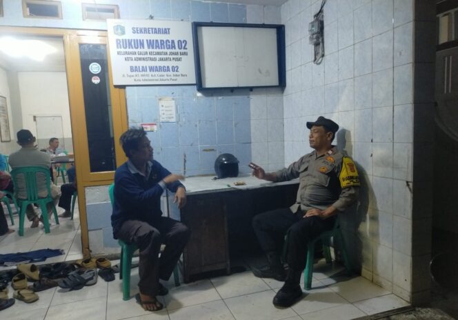 
					Malam Hari Tetap Kondusif, Polisi dan Warga Galur Perkuat Poskamling RW 02