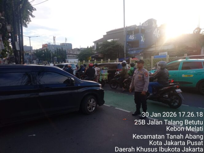 
					Polisi Laksanakan Strong Point Sore Hari di Pertigaan Jl. H.M Saleh Ishak Tanah Abang, Arus Lalin Ramai Lancar