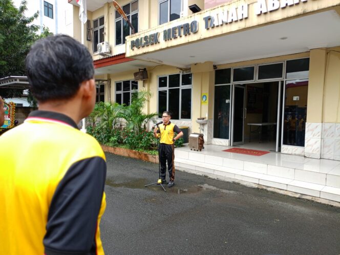 
					Kapolsek Metro Tanah Abang Pimpin Apel, Tekankan Personel Jauhi Judi Online dan Narkoba