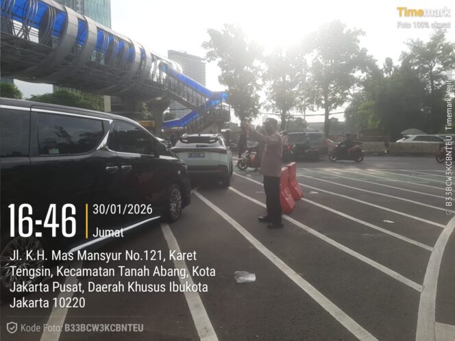 
					Strong Point Sore Hari, Polisi Atur Lalu Lintas di Pertigaan Karet Pasar Baru V Karet Tengsin