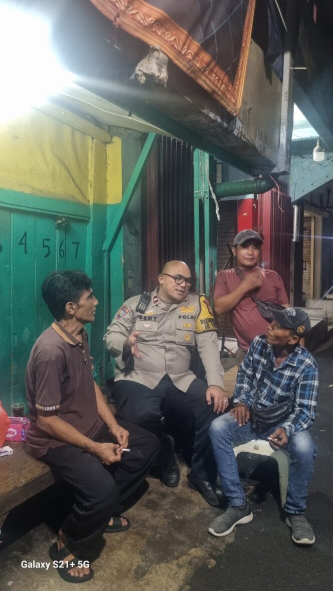 
					Bhabinkamtibmas Kampung Bali Sambang Warga RW 06, Sampaikan Imbauan Kamtibmas