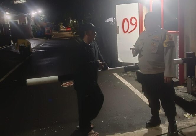 
					Bhabinkamtibmas Cempaka Putih Barat Sambangi Pos Kamling, Warga Diajak Perkuat Keamanan Lingkungan