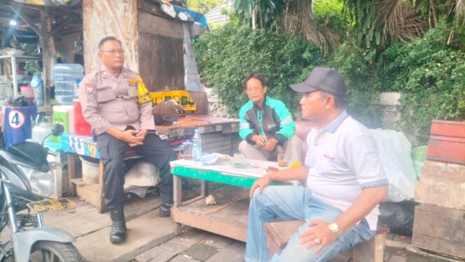 
					Patroli Humanis Perkuat Rasa Aman Warga, Bhabinkamtibmas Johar Baru Turun Langsung ke RW 08