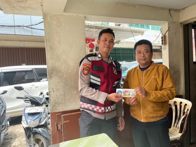 
					Unit Samapta Sawah Besar, Penempelan Stiker Sosialisasi Lapor Kamtibmas via Barcode
