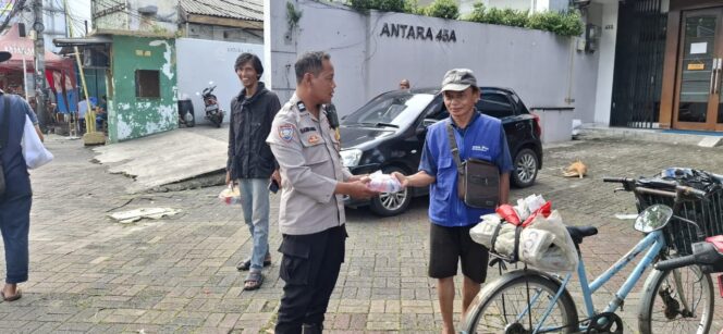 
					Jumat Berkah Polsek Sawah Besar, Polisi Bagikan Nasi Bungkus untuk Kaum Duafa